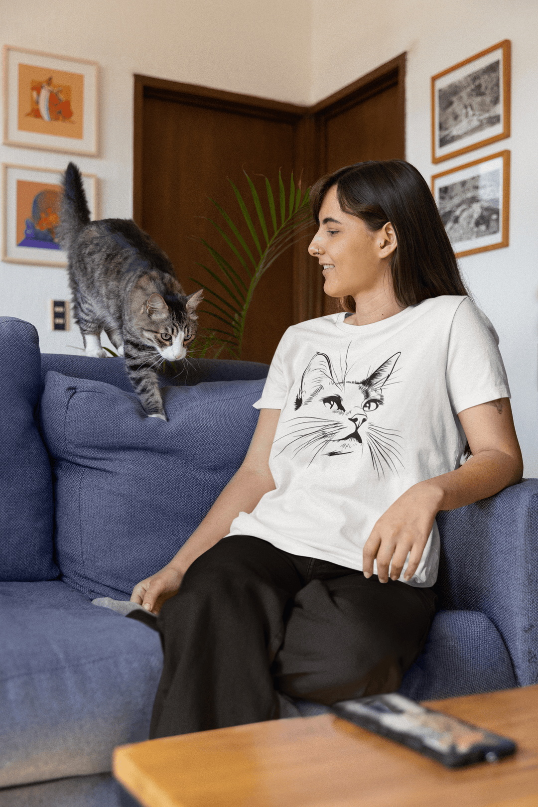 Minimalistic Cat Line Art T-Shirt - T-Shirt - JumpingDots